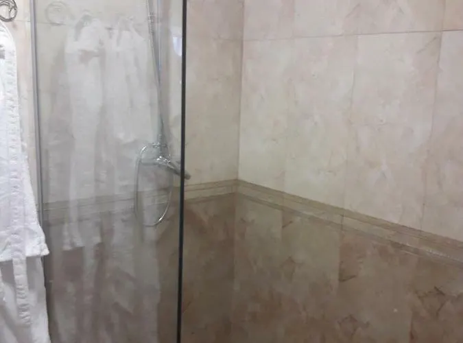 伊尔沙瓦酒店 *